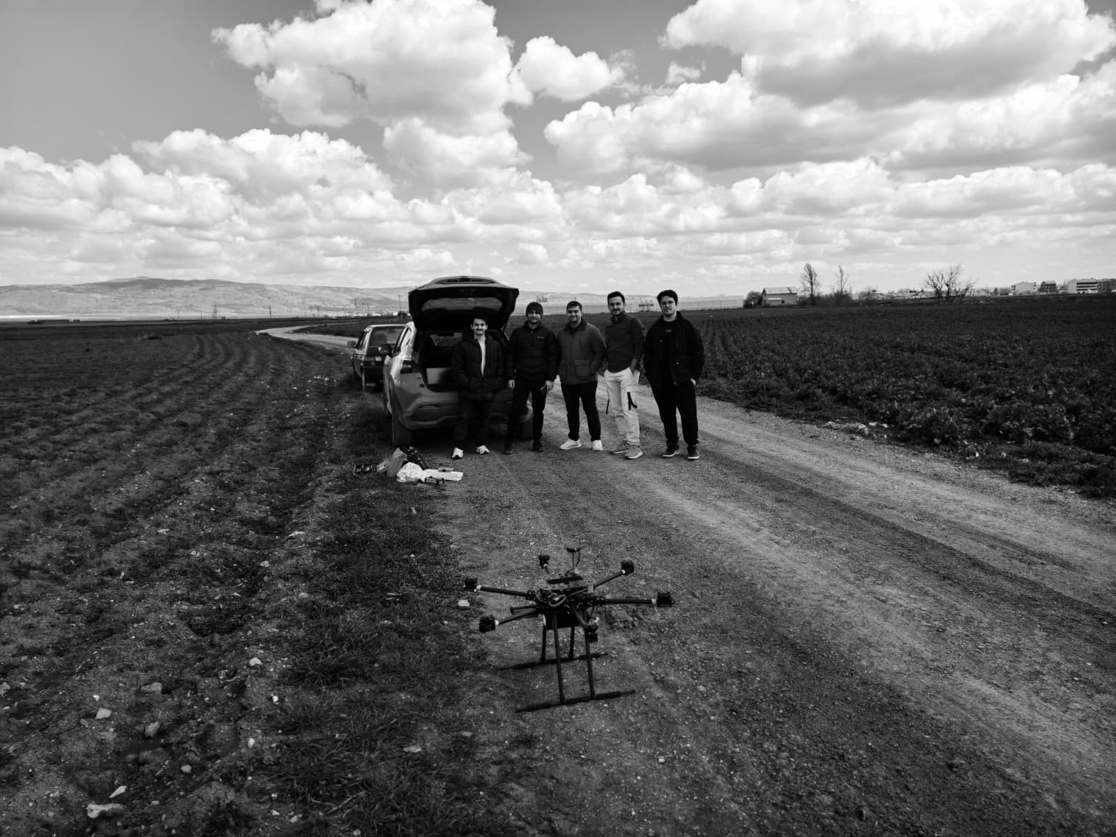 KAYI UAV saha testi siyah beyaz ekip fotoğrafı
